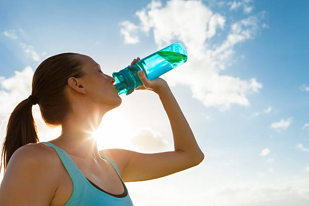 female drinking water - drinking water stockfoto's en -beelden