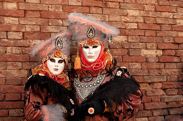 carnaval de venecia 2014 - couple performer people venice italy fotografías e imágenes de stock