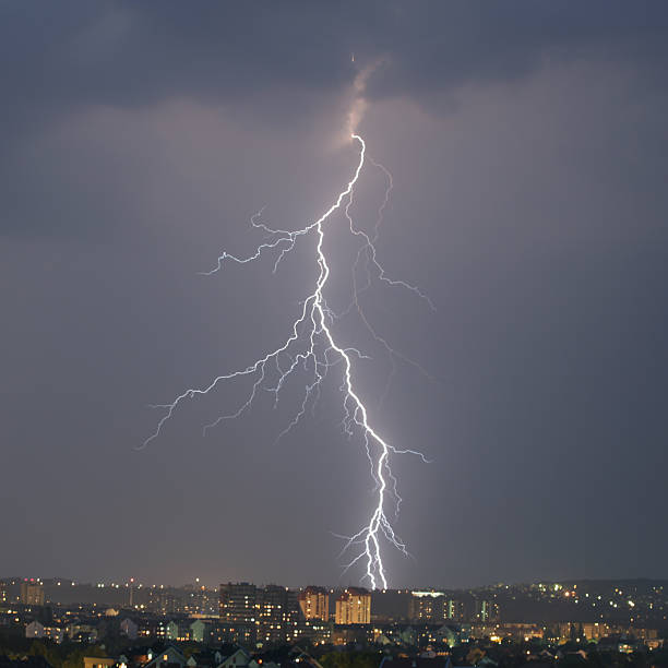 雷を夜の街に - lightning thunderstorm flash storm ストックフォトと画像