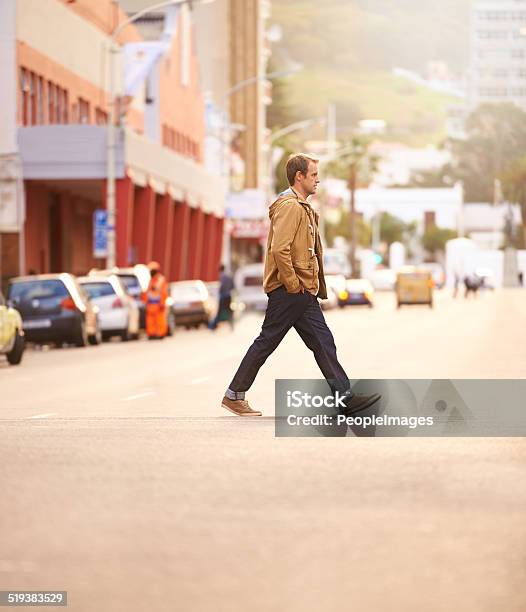 Trendige Reisen Stockfoto und mehr Bilder von Männer - Männer, Aufnahme von unten, Städtische Straße
