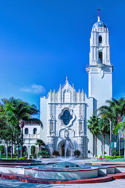 fonte na frente de immaculata igreja - immaculata imagens e fotografias de stock