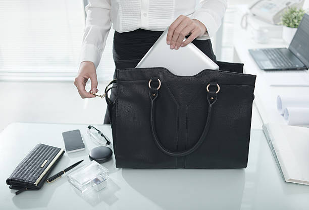 handbag essentials - women bag fotografías e imágenes de stock