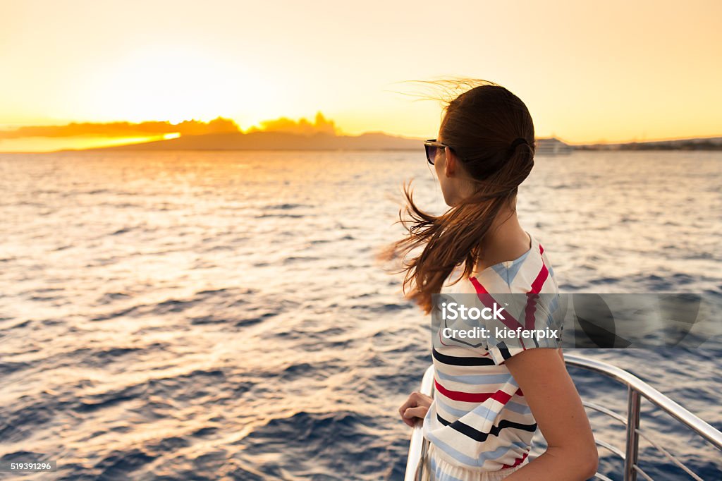 Femme sur un bateau de croisière - Photo de Navire de croisière libre de droits