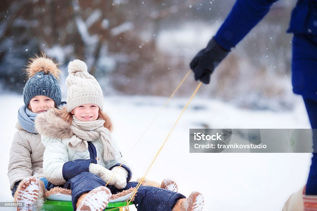 Juegue al aire libre en la nieve. Vacaciones para la familia - Foto de stock de Deslizarse en trineo libre de derechos