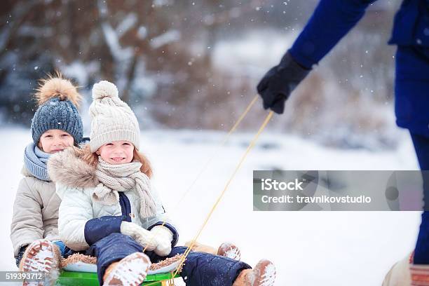 Juegue Al Aire Libre En La Nieve Vacaciones Para La Familia Foto de stock y más banco de imágenes de Deslizarse en trineo