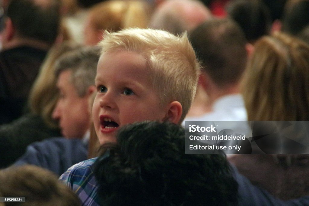 Kinder singen in der Kirche - Lizenzfrei Bildung Stock-Foto