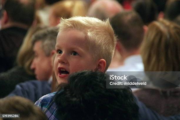 Kinder Singen In Der Kirche Stockfoto und mehr Bilder von Bildung - Bildung, Chorsänger, Eltern