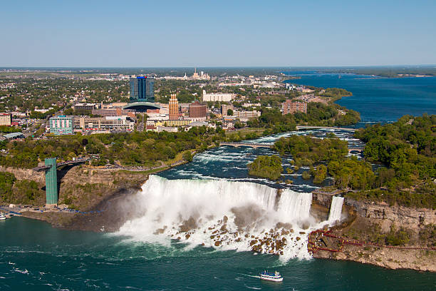 wodospad amerykański spada na rzekę niagara - niagara falls falling people usa zdjęcia i obrazy z banku zdjęć