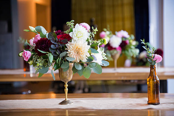 hochzeit blumen in flaschen - wedding centerpiece stock-fotos und bilder