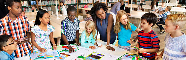 регионы мира исследователь континенте стране концепция - child at library стоковые фото и изображения