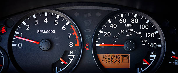 tableau de bord de voiture avec compteur kilométrique - odometer speedometer car battery motor vehicle photos et images de collection