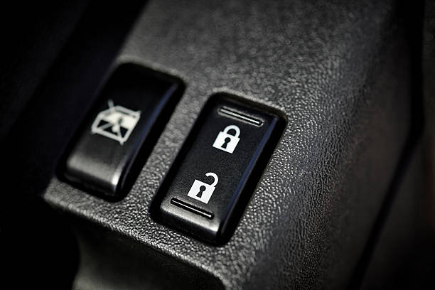 auto porta con chiusura a bottone e scopri - warning sign seat belt foto e immagini stock