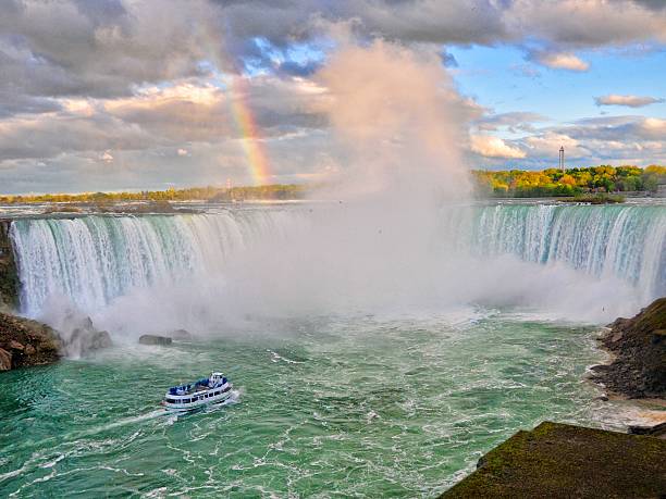 Arcobaleno, le nuvole sul Niagara Cade - foto stock