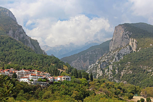 monte olimpo grego - greece blue forest national landmark imagens e fotografias de stock