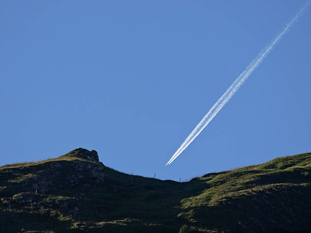 jet trilhos, con trilhos, kondensstreifen - con trail imagens e fotografias de stock