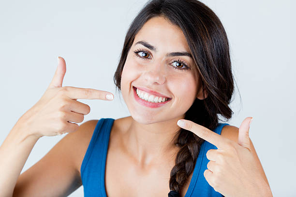 splendida con sorriso perfetto.  isolato su bianco. - human teeth immagine foto e immagini stock