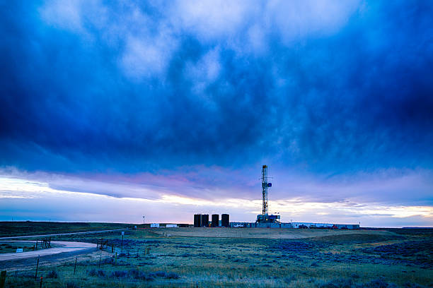 plataforma de perfuração ao anoitecer - oil well oil rig drilling rig oil field - fotografias e filmes do acervo