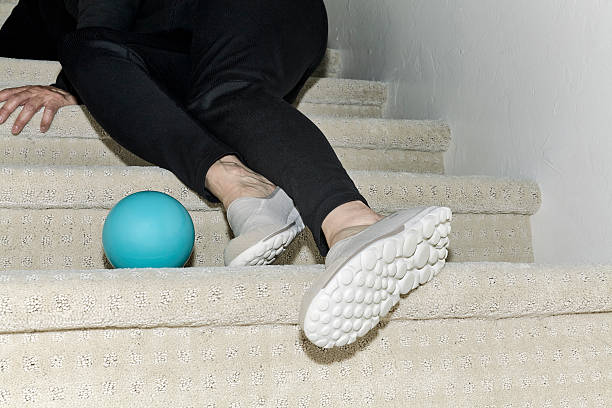 ноги женщины, которые находятся на лестнице - falling people tripping senior women стоковые фото и изображения