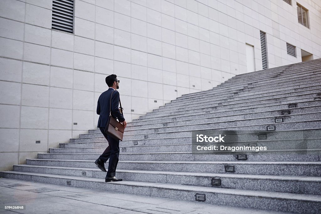 Hombre de negocios en las escaleras. - Foto de stock de Escaleras libre de derechos