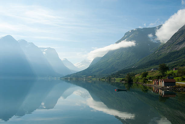 の風景た山々、湖、ノルウェー - scandinavian lake cottage house ストックフォトと画像