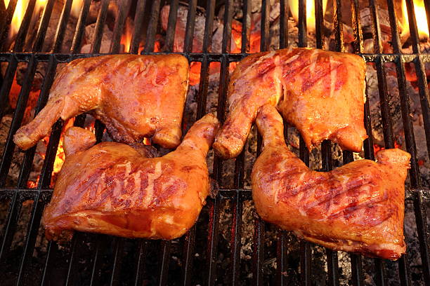 vier hühnerkeule quartal an einem heißen grill gebratene flammenden grill - roast chicken chicken roasted spit roasted stock-fotos und bilder