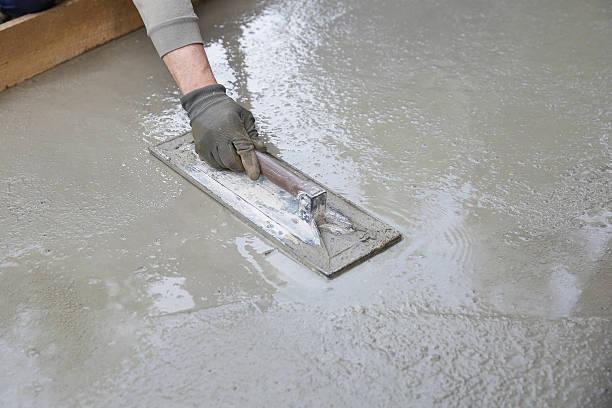 istock Mason leveling and screeding concrete floor base 519433886