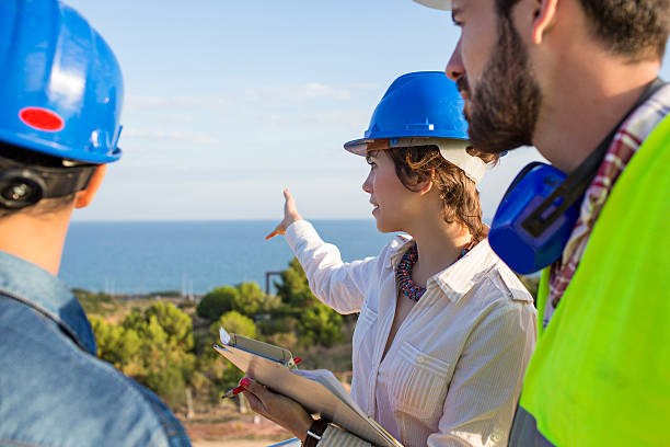 planejamento na construção de site - inspector clipboard businesswoman white collar worker - fotografias e filmes do acervo