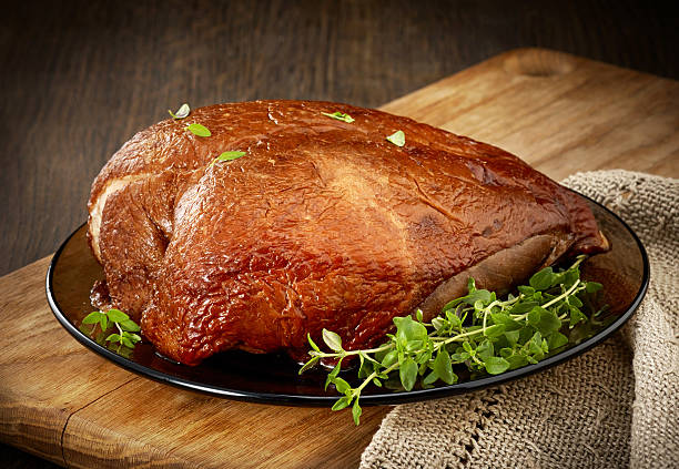 pechuga de pollo a la parrilla - roast chicken chicken roasted spit roasted fotografías e imágenes de stock