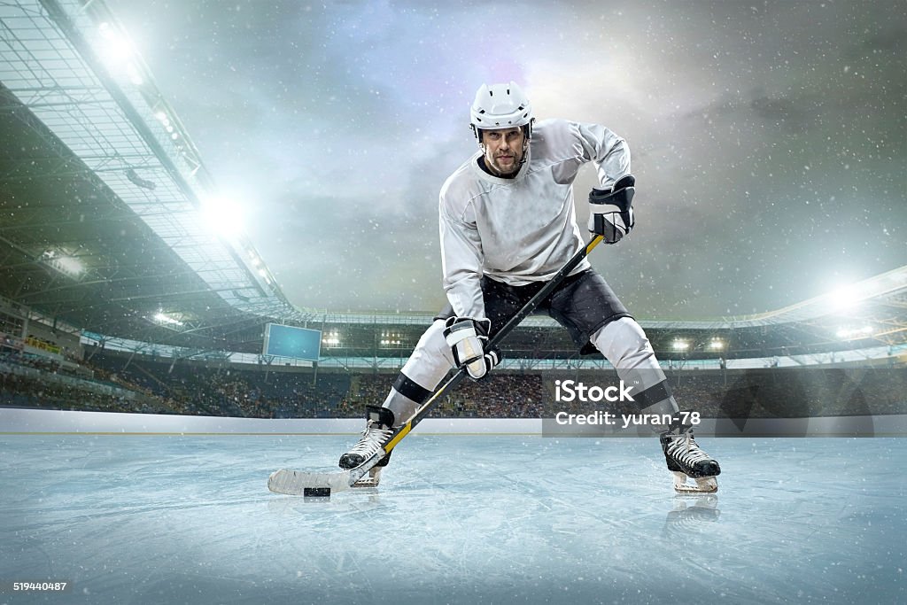 Jugador de hockey sobre hielo. Estadio abierto - Foto de stock de Hockey sobre hielo libre de derechos