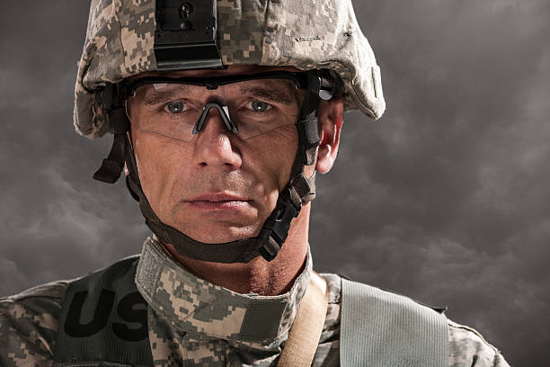 moderner military soldaten porträt - armed forces war military macho stock-fotos und bilder