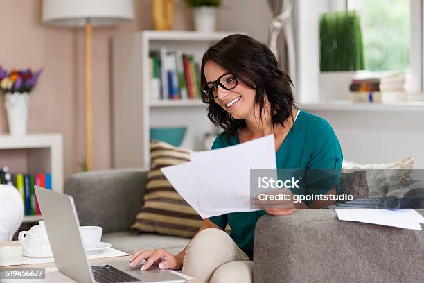 Trabajar Desde Casa Puede Por Placer Foto de stock y más banco de imágenes de Factura - Factura, Mujeres, Una sola mujer