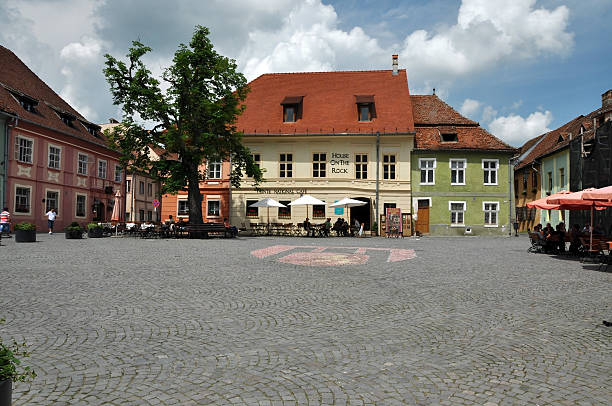 turisti visitare la città dell'unesco cittadella di sighisoara - segesvar foto e immagini stock