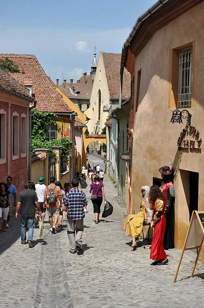 観光客が訪れる街のユネスコシテダル sighisoara - segesvar ストックフォトと画像