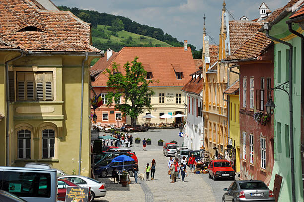 turisti visitare la città dell'unesco cittadella di sighisoara - segesvar foto e immagini stock