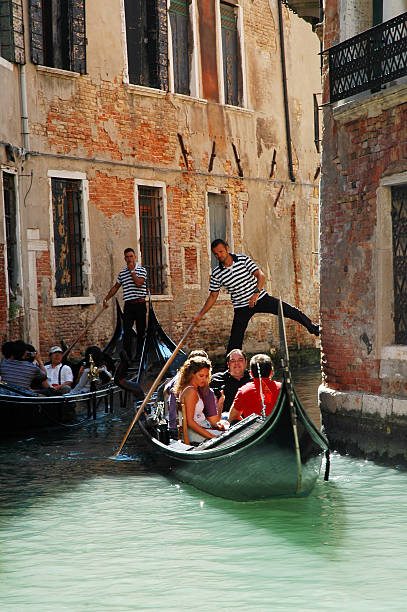 гондоле в венеции, италия - gondola venice italy canal sailor стоковые фото и изображения