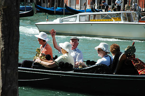 туристы на гондоле.  венеция, италия - gondola venice italy canal sailor стоковые фото и изображения