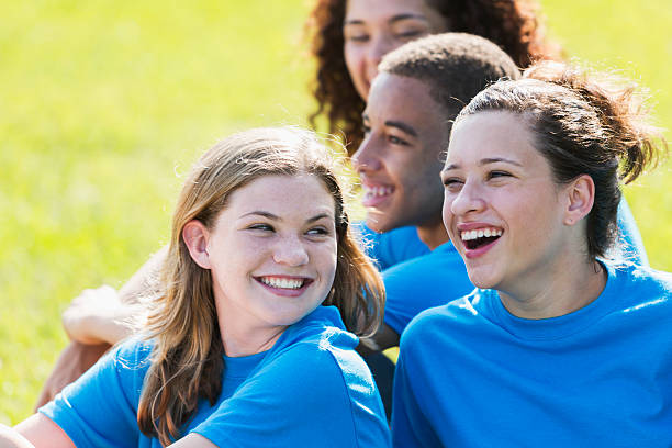 les adolescents - animateur de colonie de vacances photos et images de collection