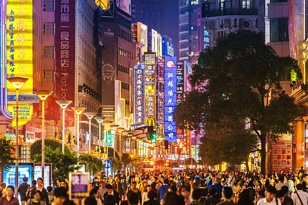chargée la rue des boutiques à shanghai, en chine, de nuit - route de nankin photos et images de collection