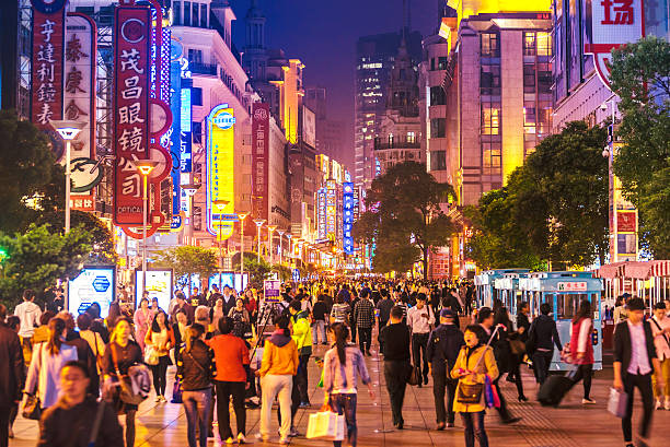 intensa shoppping strada in shanghai, cina notturno - shanghai foto e immagini stock