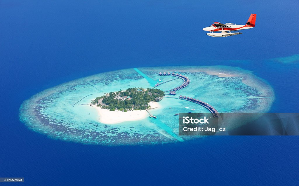 Avion voler au-dessus de la mer, les îles Maldives - Photo de Maldives libre de droits