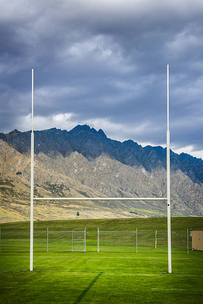 poste de rugby - rugby wooden post goal post rugby post fotografías e imágenes de stock