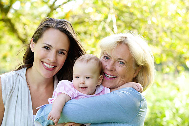 avó e mãe sorridente com bebê - babies and children close up horizontal looking at camera imagens e fotografias de stock