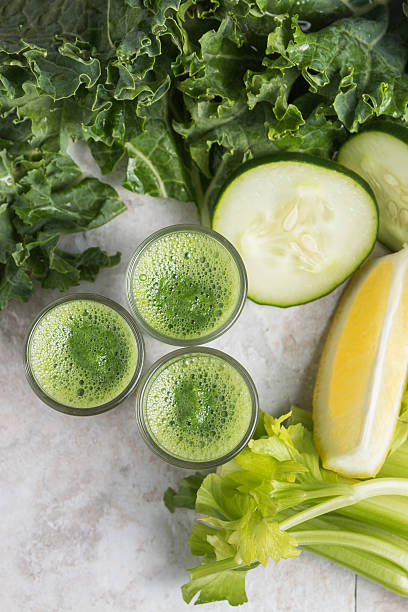 ravizzone succo di frutta - healthy eating green studio shot vertical foto e immagini stock