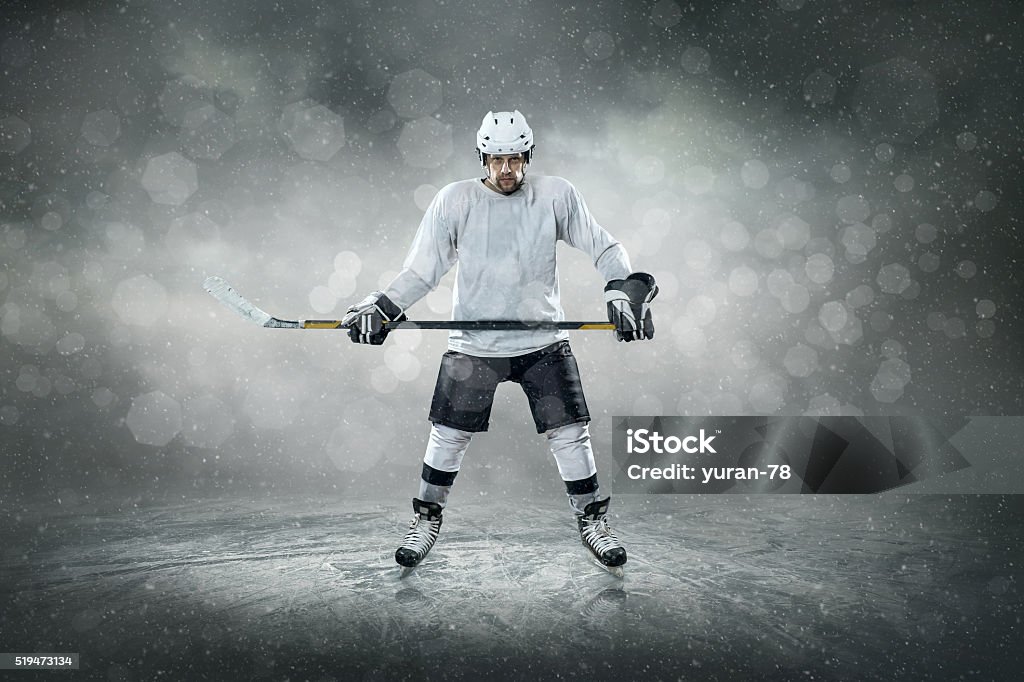 Giocatore di hockey su ghiaccio, outdoors - Foto stock royalty-free di Hockey