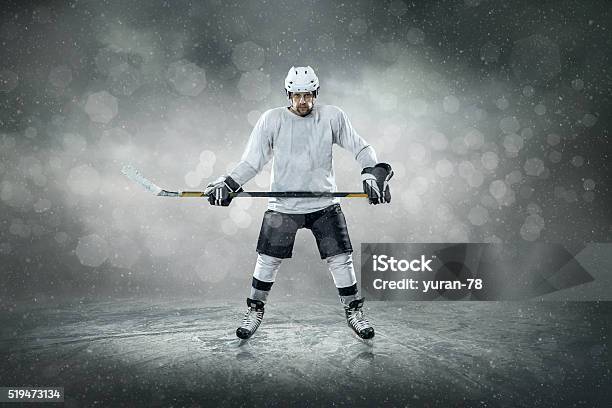 Giocatore Di Hockey Su Ghiaccio Outdoors - Fotografie stock e altre immagini di Hockey - Hockey, Professione, Sport