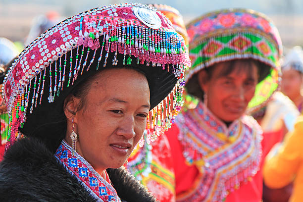 mulher em chinês tradicional vestuário miao - hani imagens e fotografias de stock