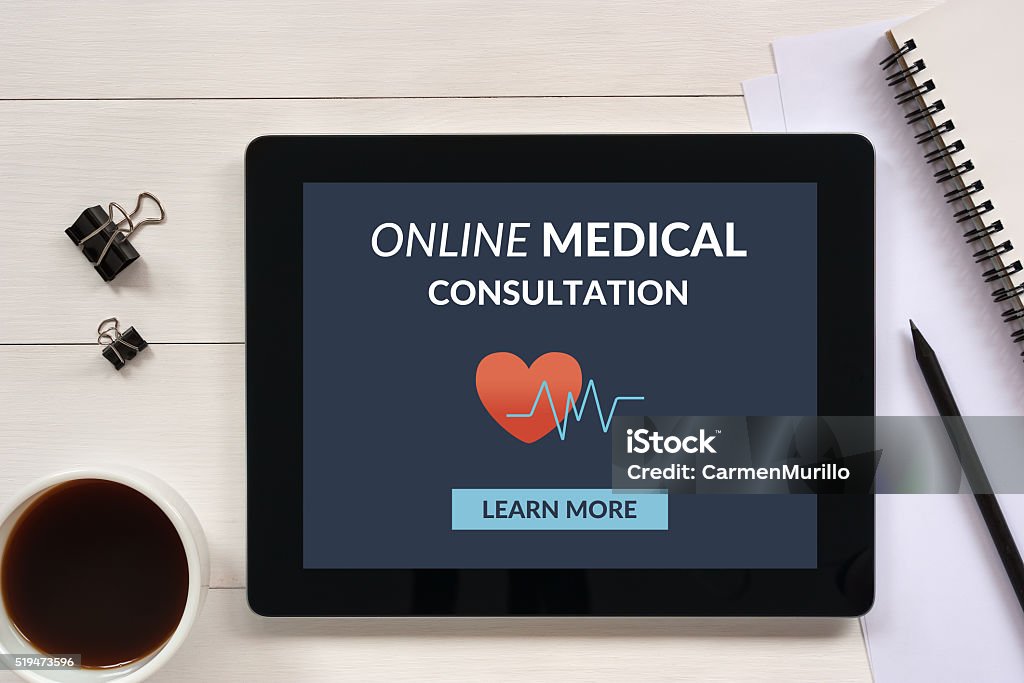 Online-medizinische Beratung Konzept auf tablet-PC-Bildschirm mit Büromaterialien - Lizenzfrei Ansicht von oben Stock-Foto