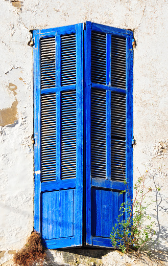 Béjaïa / Bougie, Kabylia, Algeria: Rue du Vieillard - window with blue jalousies - white wall with peeling paint 