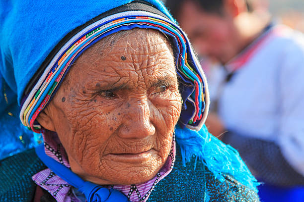 mulher chinesa antiga bai vestuário - hani imagens e fotografias de stock