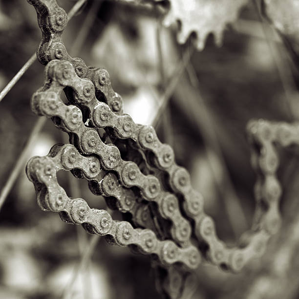 プロークン自転車チェーン - bicycle broken old chain ストックフォトと画像